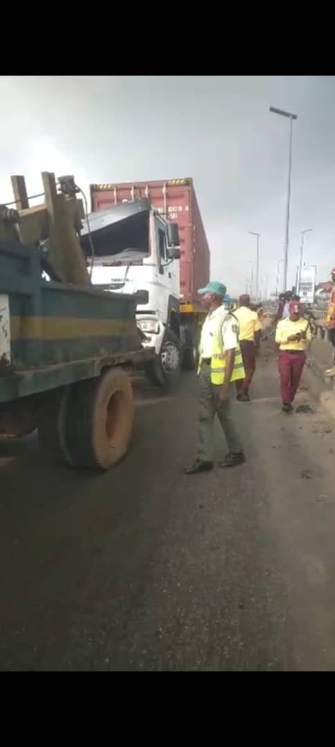 Read more about the article Traffic Update!!! Kara bridge along Lagos/Ibadan Expressway.